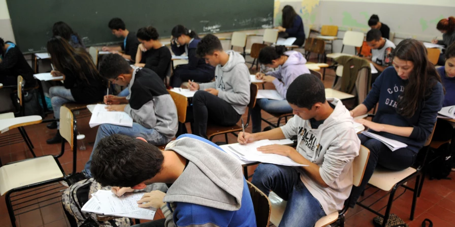 Estudantes nascidos entre novembro e dezembro recebem benefício nesta quarta-feira (3).