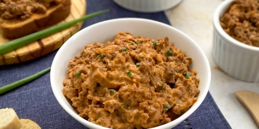 Para a receita ficar naquela textura clássica de patê, basta, depois de misturar com o requeijão, levar tudo para o liquidificador e bater até ficar homogêneo.