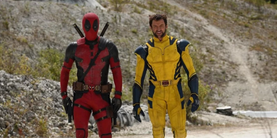 A foto foi divulgada em suas redes sociais e mostra Jackman cuidando das costeletas do herói.