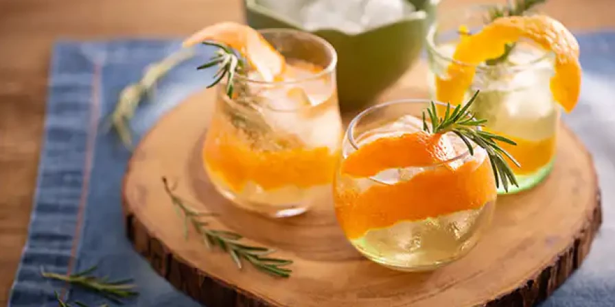 Lillet com laranja e alecrim.