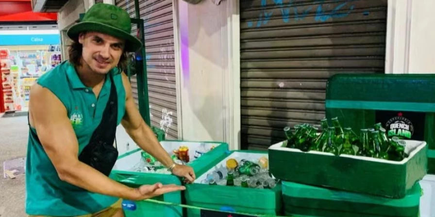 Daniel Erthal vende cervejas no Rio de Janeiro.