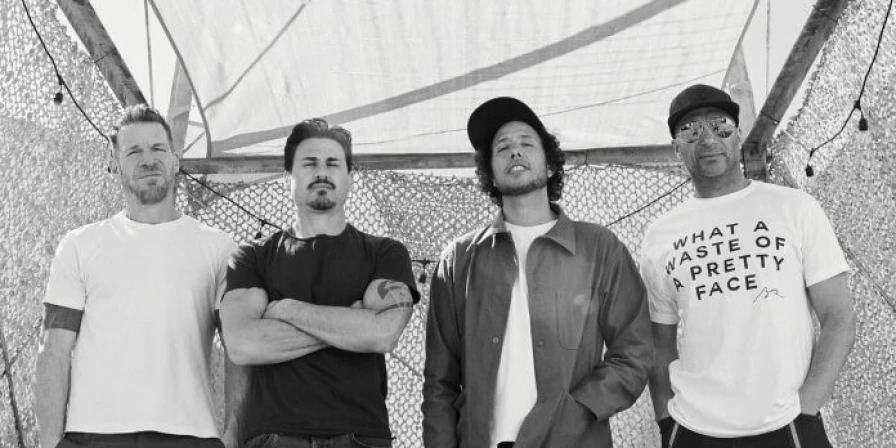 'Rage Against the Machine' é uma banda de rock com origem em Los Angeles, Califórnia.