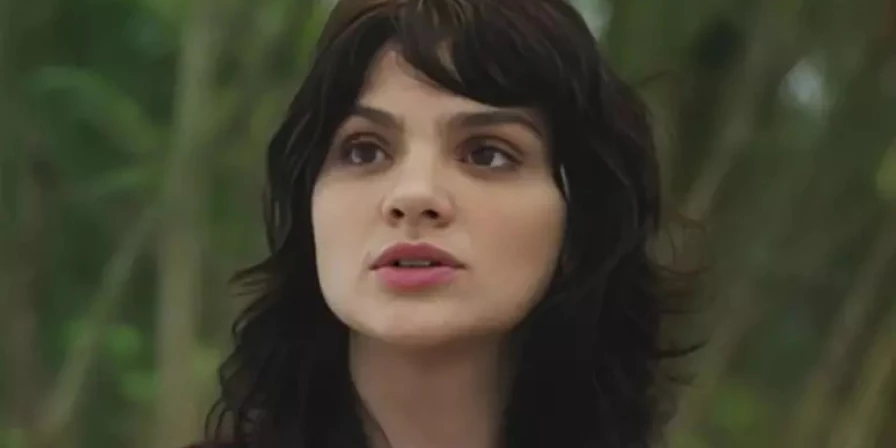 Petra (Debora Ozório)