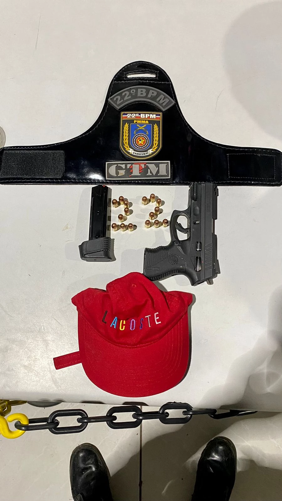 Arma de fogo apreendida com o casal. (Foto: Divulgação / PMMA)