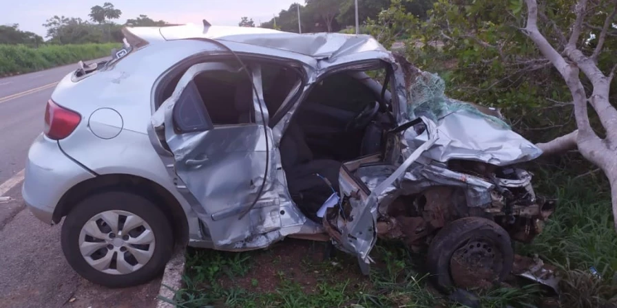 Os dois ocupantes do Gol morreram ao colidir frontalmente em uma caminhonete.