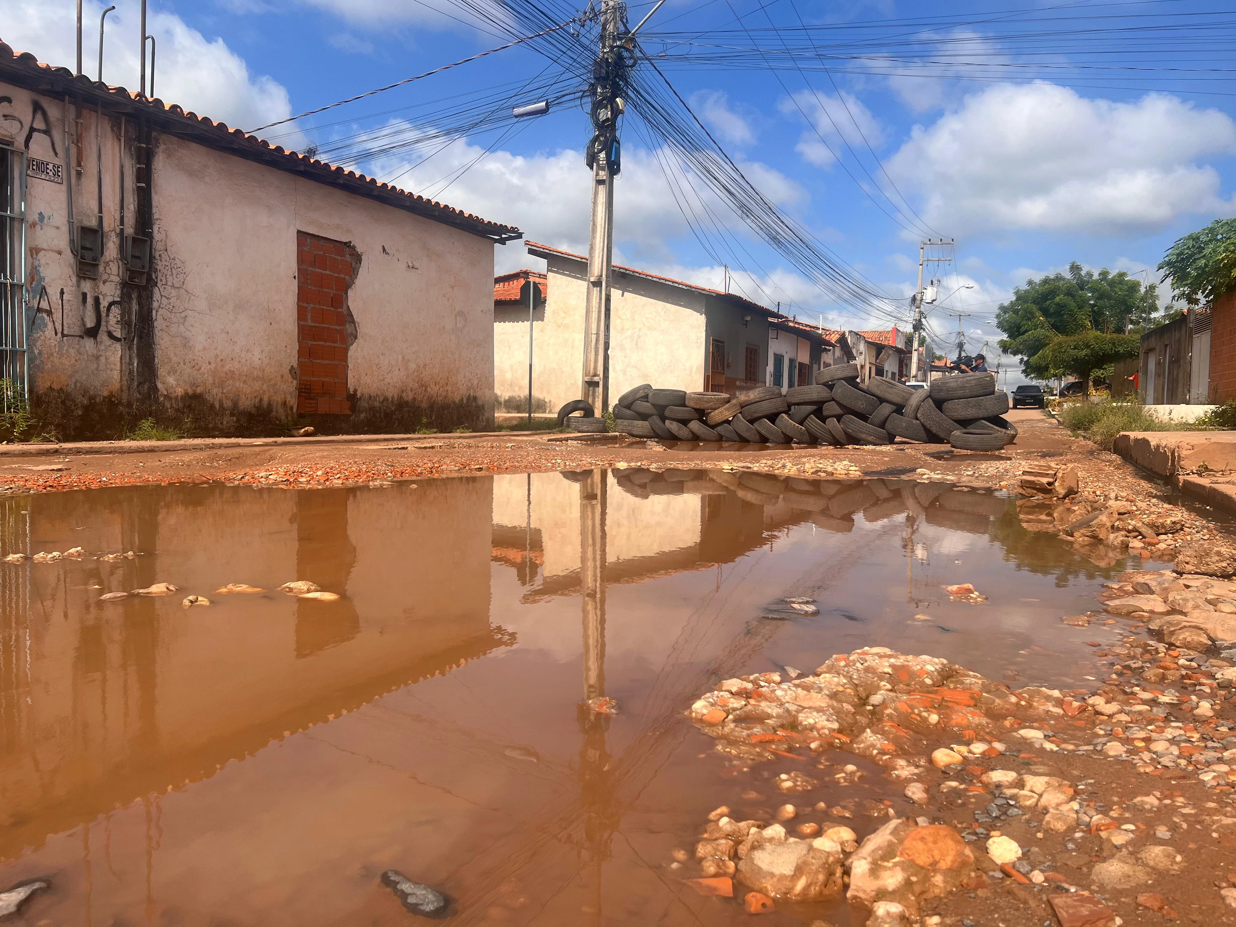 Neste período de chuvas, a situação fica mais complicada com a água acumulada. (Foto: Divulgação)