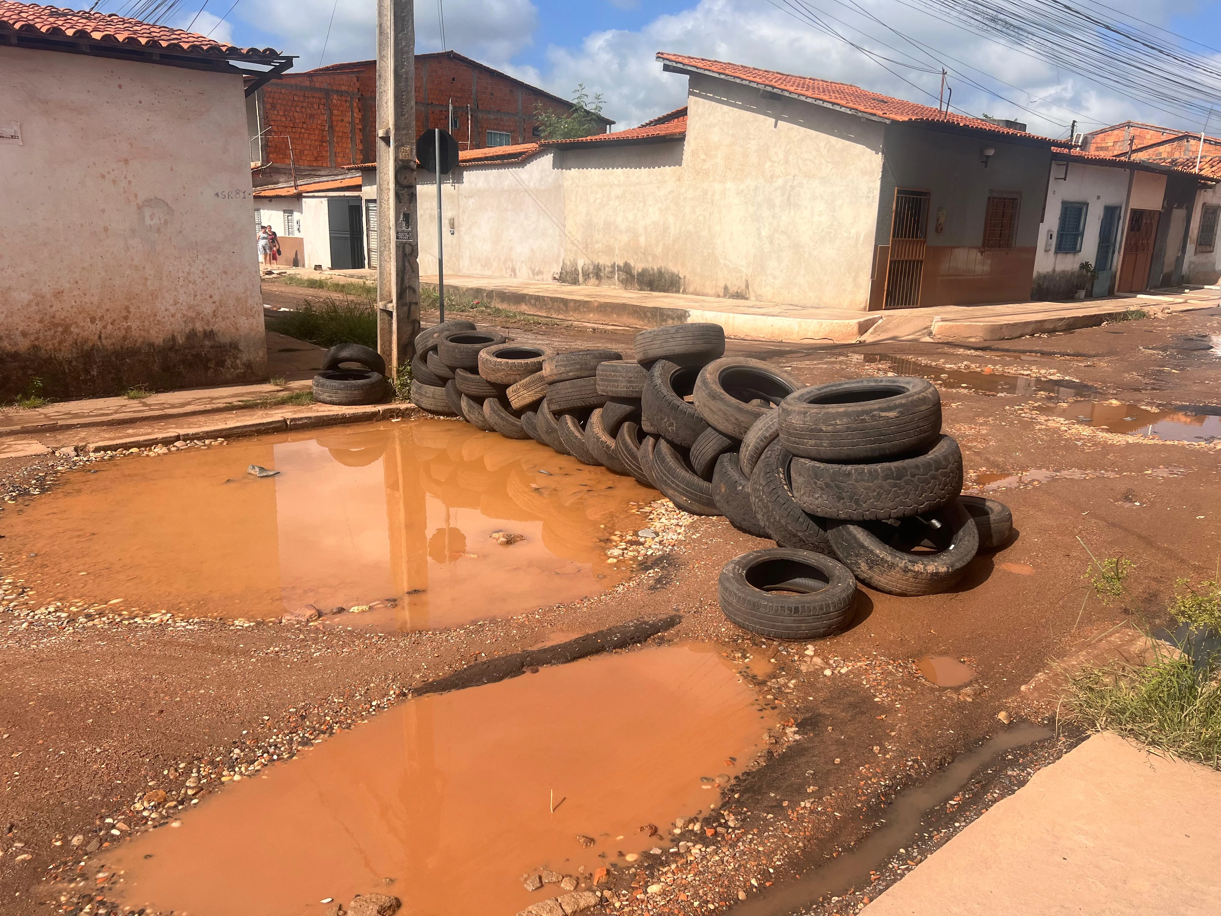 Nas primeiras horas desta manhã, o acesso de veículos já estava comprometido na rua Santa Rita. (Foto: Divulgação)