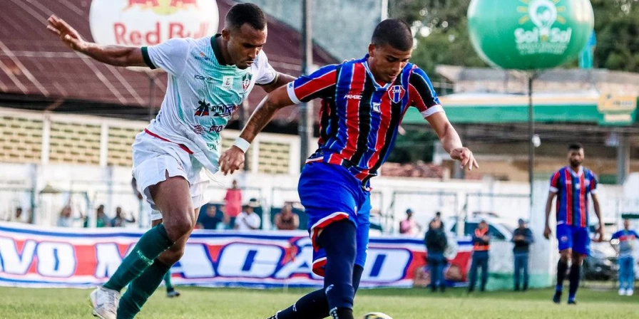 Lance da partida entre Pinheiro e Maranhão Atlético, no Estádio Costa Rodrigues.