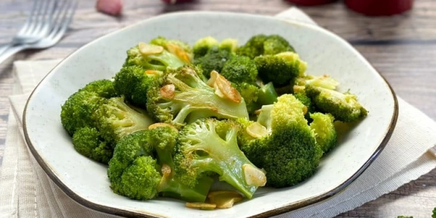 O brócolis ao alho e óleo é um acompanhamento delicioso para servir com carnes assadas!