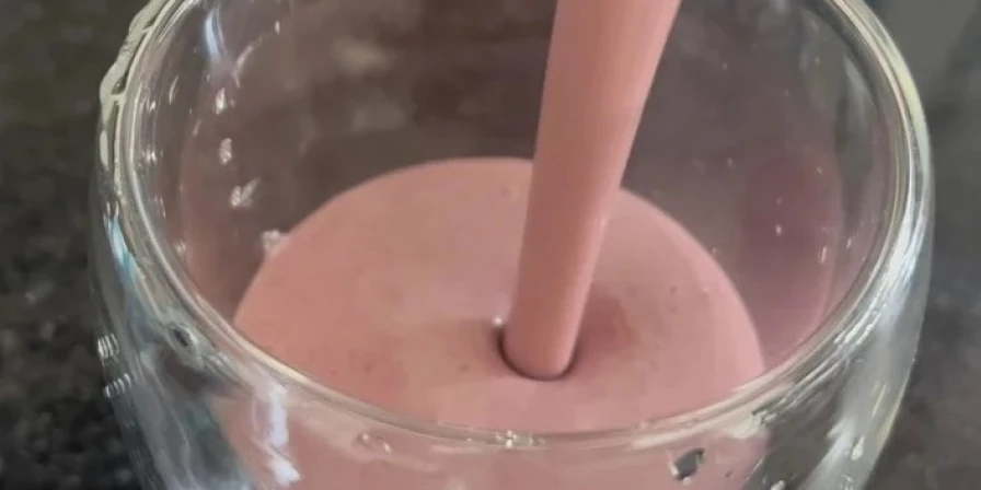 Se você busca um toque refrescante, adicione folhas de hortelã ao liquidificador com os demais ingredientes.