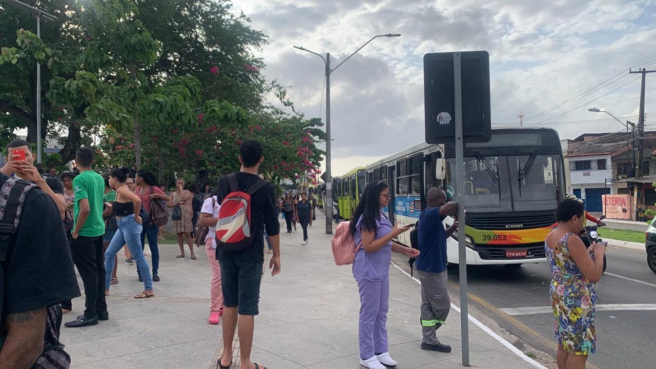 Passageiros de ônibus foram deixados na Avenida das Cajazeiras, no Centro de São Luís. (Foto: Nice Ribeiro/TV Mirante)