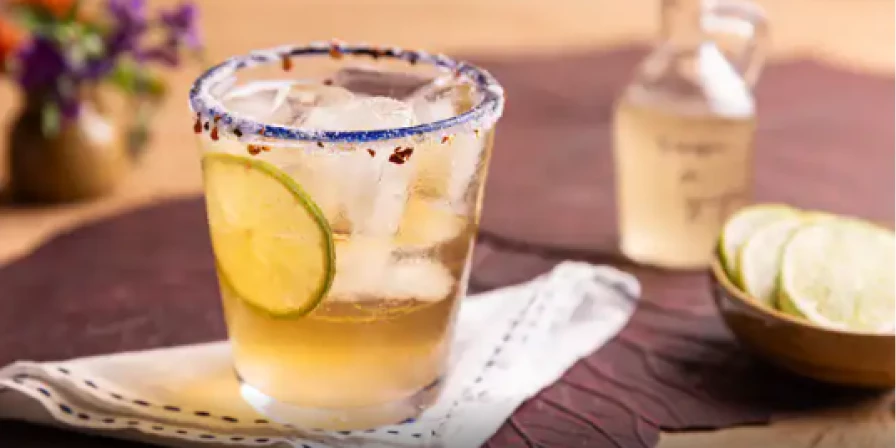 Drinque de cerveja com gengibre e limão.