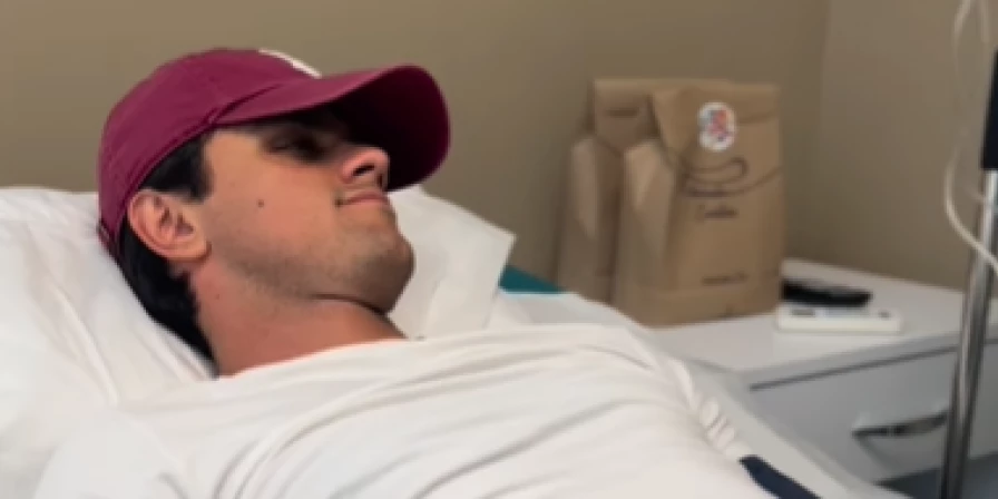 Felipe Simas é hospitalizado e descobre problema nos olhos.