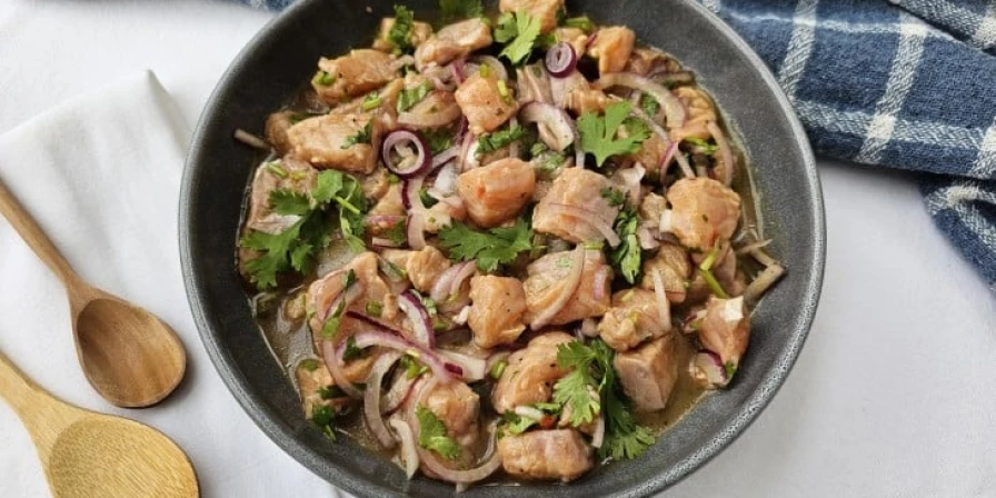 Ceviche de peixe com abacaxi.