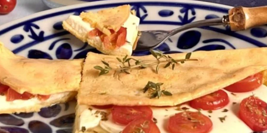Crepioca de queijo com tomate.