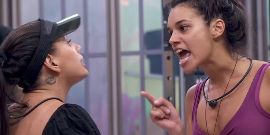 Fernanda e Alane discutem na academia.