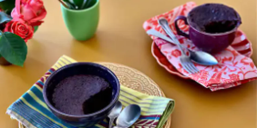 Bolo de chocolate com coco na caneca.