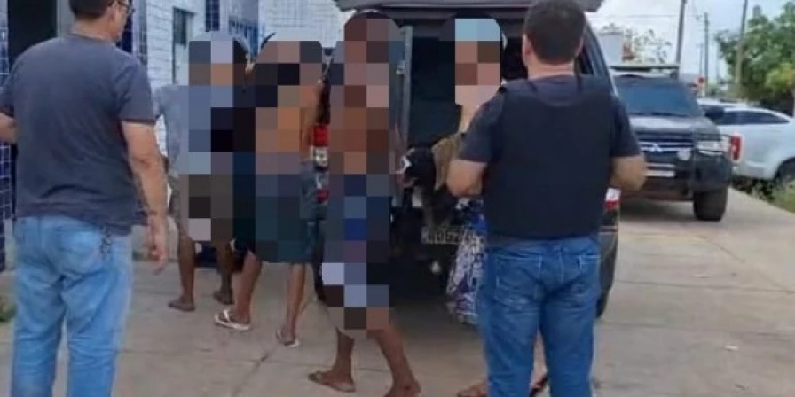 Grupo foi preso e encaminhado à delegacia local.