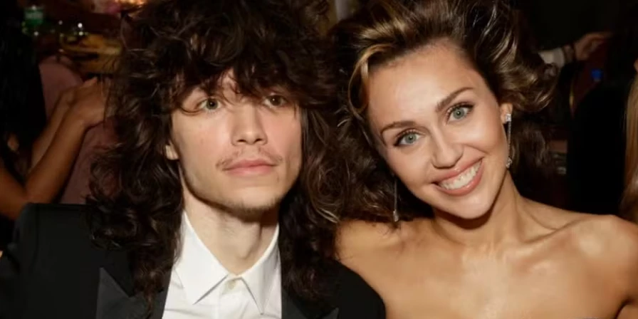 Miley Cyrus e o namorado, Maxx Morando, durante o Grammy 2024.