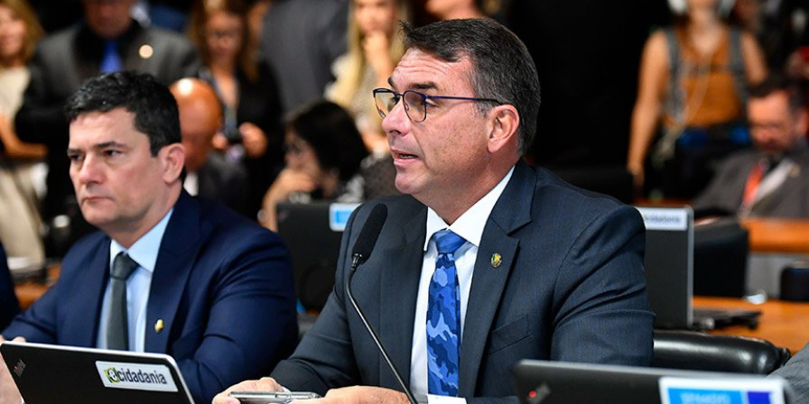 Flávio Bolsonaro se distancia de Ciro Nogueira