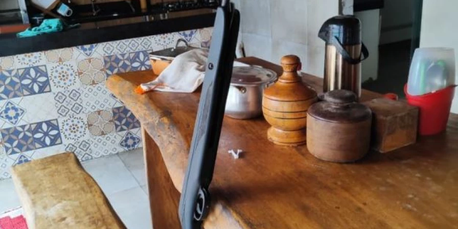 Polícia prende homem que tentava vender arma de fogo.