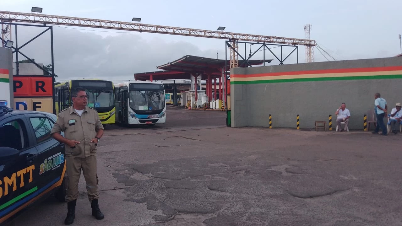 Ônibus não saíram das garagens no início desta quarta-feira (7). (Foto: Juvêncio Martins/TV Mirante)