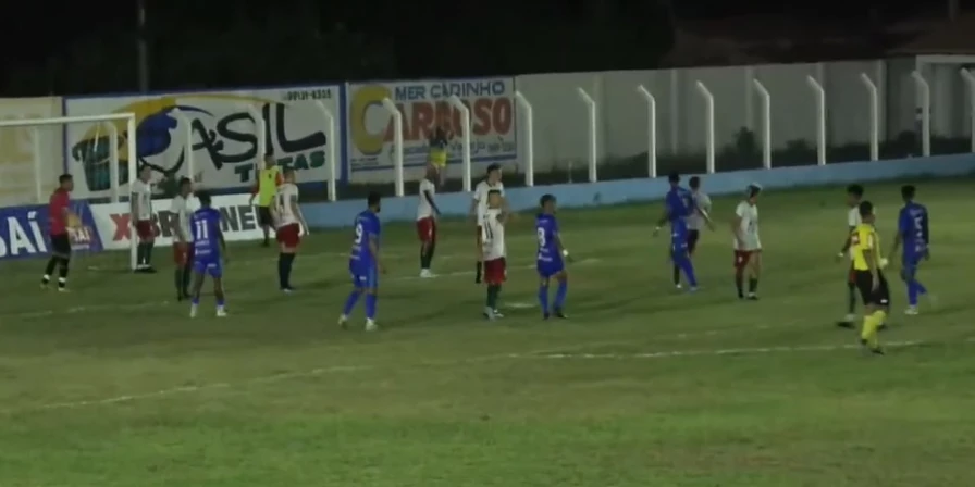 Lance da partida entre Chapadinha e Pinheiro, pelo Campeonato Maranhense.