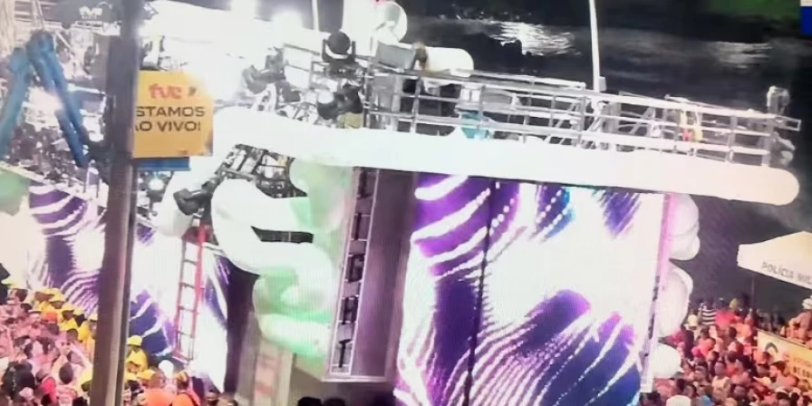 Carro de Ivete tem problemas no circuito em Salvador