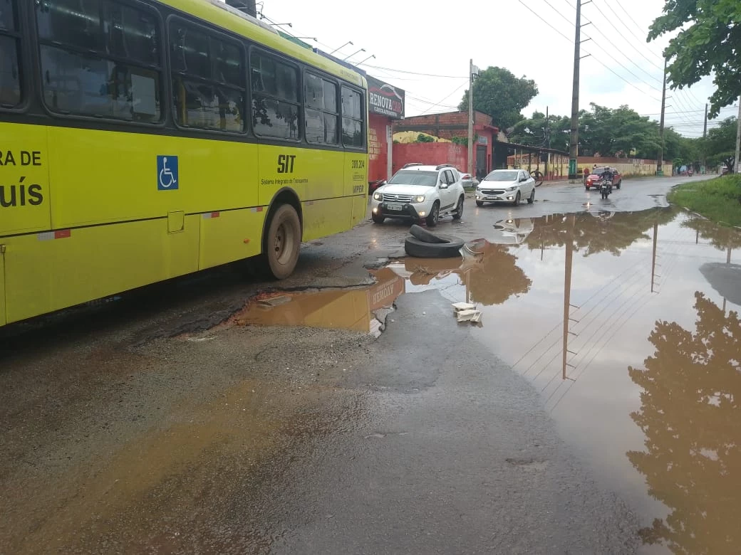 Buracos causam lentidão no trânsito na Av. dos Africanos. (Foto: Juvêncio Martins/TV Mirante)