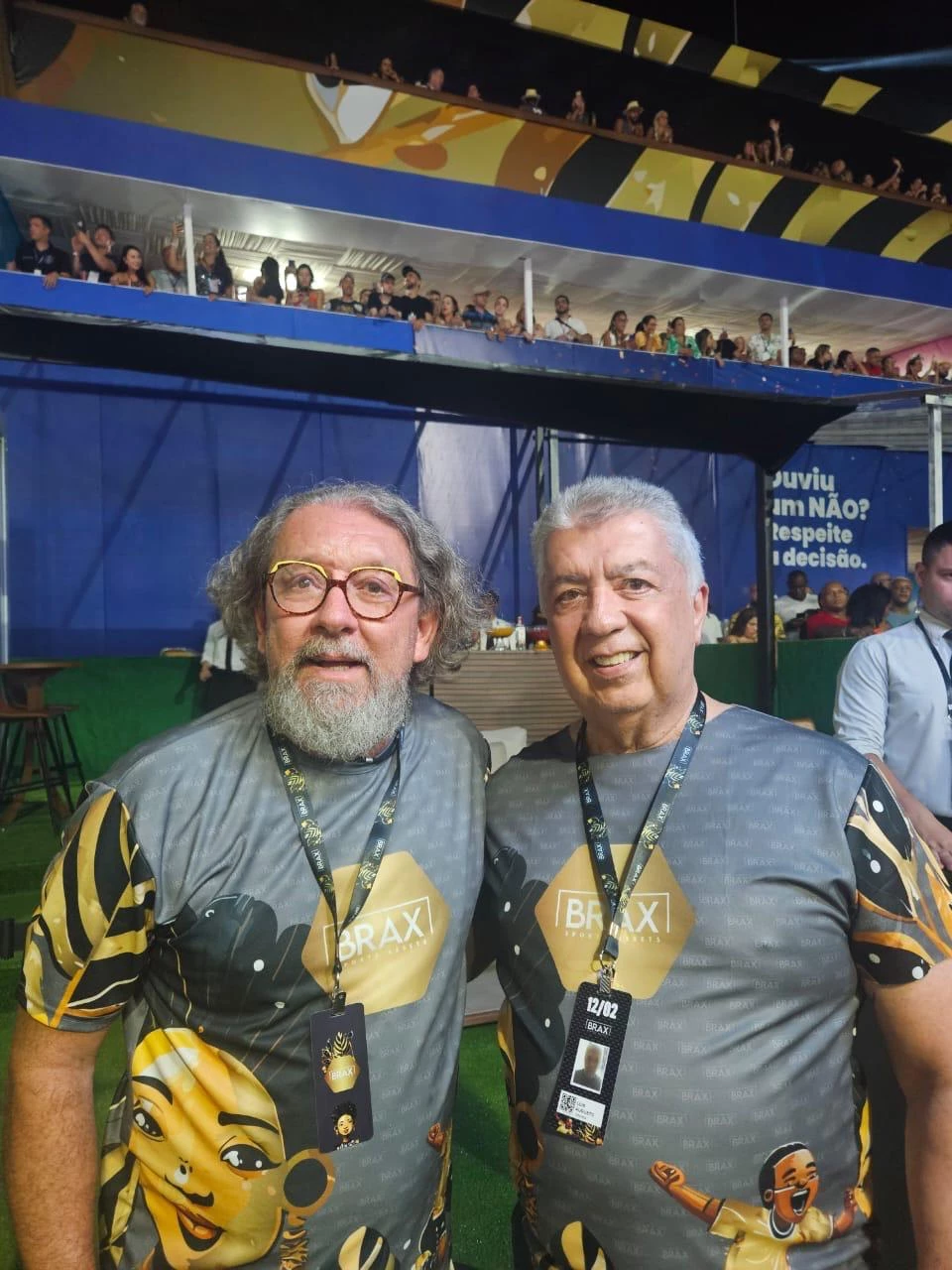 Reencontro de bons amigos em plena folia da Marquês de Sapucaí, no Rio de Janeiro: os advogados Antonio Carlos de Almeida Castro, o Kakay, e Luis Augusto Guterres, o Guto, embalados pelos sambas-enredo do Carnaval de 2024