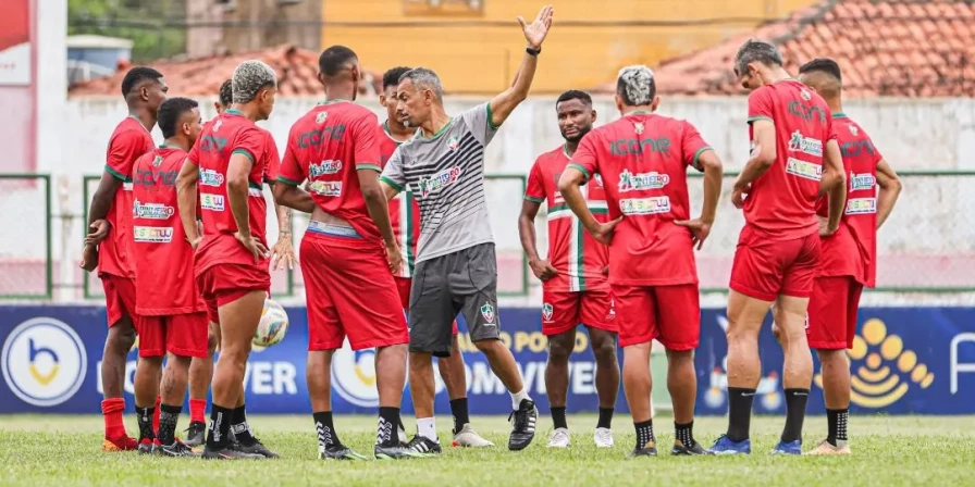 O técnico Danilo Brito orienta jogadores durante treino do Pinheiro.