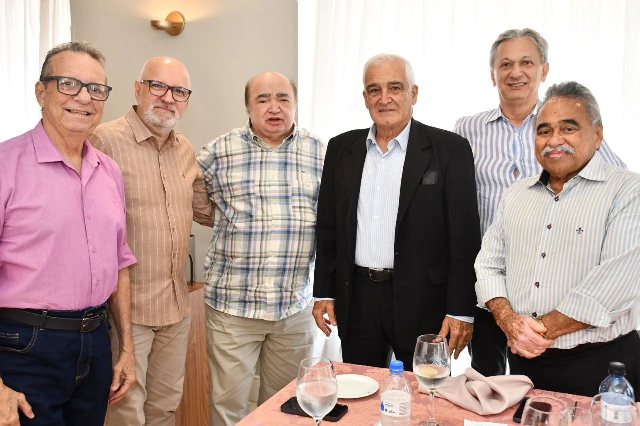 Reencontro de velhos amigos no almoço da última quinta-feira, no Restaurante do Senac: José Walter Maciel, Emílio Murad, o Repórter PH, o secretário municipal da Fazenda, José Azzolini, Luiz Paes e José Ahirton Lopes