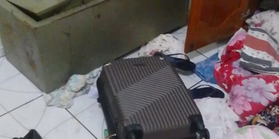 Criminosos invadiram e roubaram dinheiro e joias da residência da vítima.