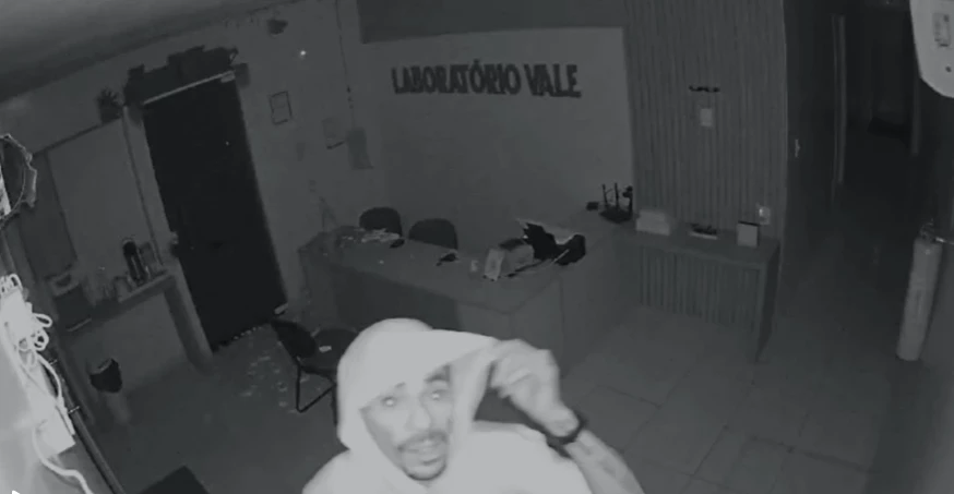 Homem é procurado após arrombar e praticar roubo em laboratório de Santa Inês. (Foto: Reprodução)