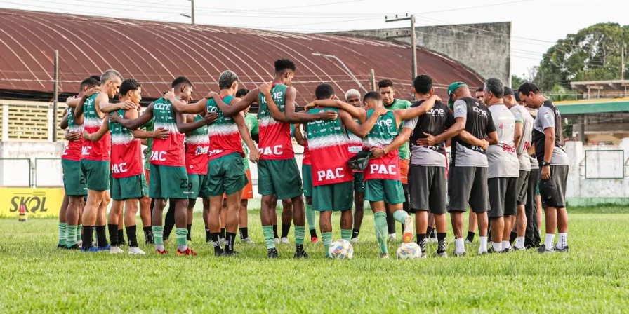 Treino do Pinheiro no Estádio Costa Rodrigues.