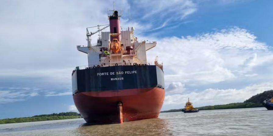 Navio encalha em acesso a porto em São Luís