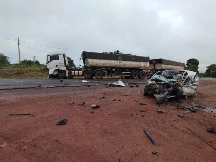 Segundo a PRF, o automóvel modelo Astra invadiu de forma repentina a contramão de direção, atingindo frontalmente uma carreta. Foto: Divulgação / Polícia rodoviária Federal (PRF)