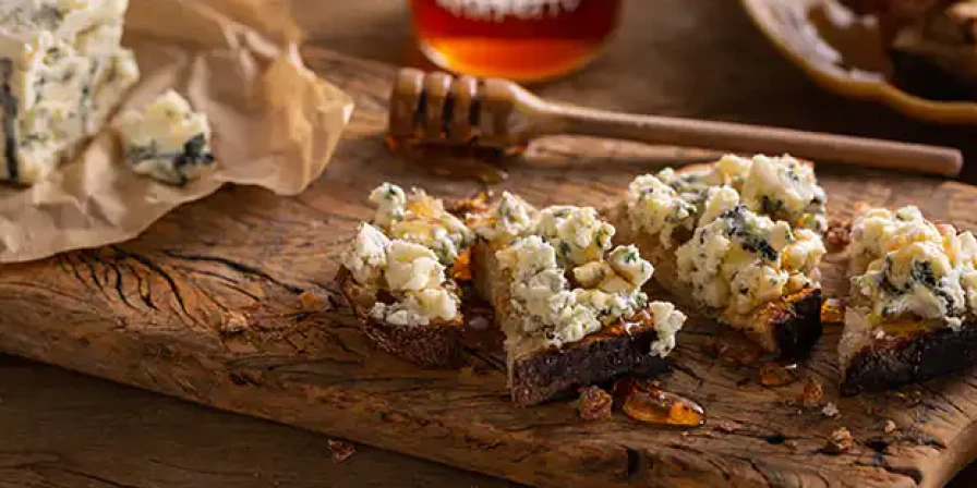 Crostini de gorgonzola e mel.