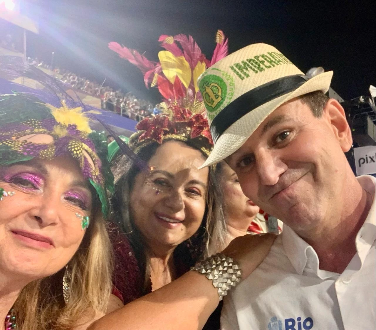 Sábado, no desfile das seis escolas de samba campeãs do Carnaval carioca de 2024, Lydia Moraes e Vandira Peixoto fizeram selfie com o prefeito Eduardo Paz