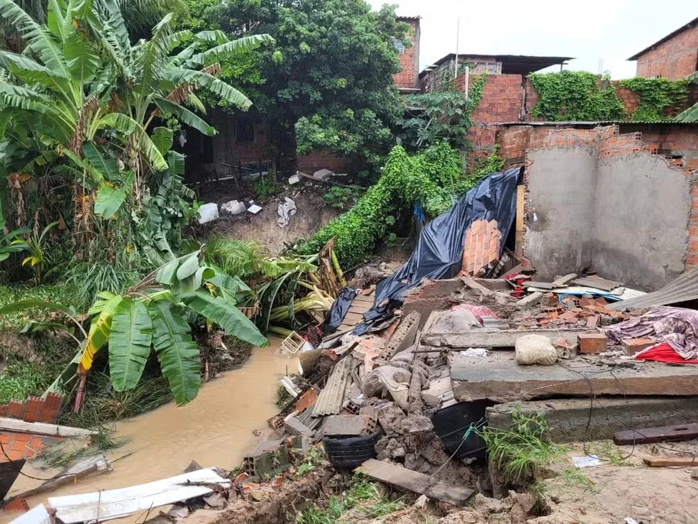 Moradores das casas perderam todos os bens materiais. (Foto: Alessandra Rodrigues / Mirante AM)