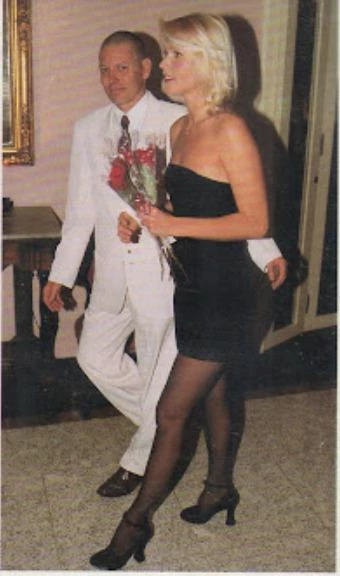 A ex-apresentadora Xuxa, com as flores entregues pela maranhense Lindalva Harache, quando entrava no Teatro Arthur Azevedo, em 1995, para assistir à ópera 'Catirina', dirigida por Fernando Bicudo. Durante todo o espetáculo, ela permaneceu ao lado do diretor segurando o presente