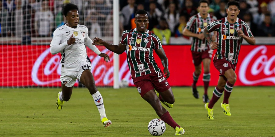 Lance da partida entre LDU e Fluminense, pela Recopa Sul-Americana.