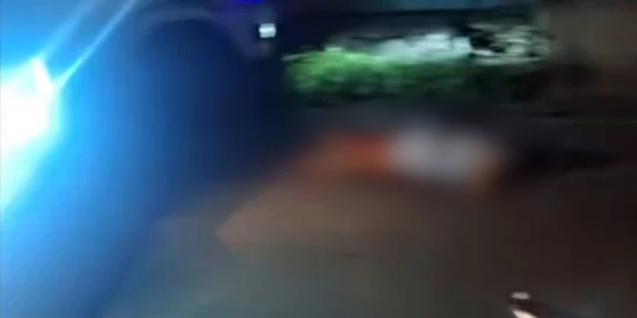 A vítima estava caminhando na rua, quando foi abordada por um homem que desferiu um golpe de faca na altura do pescoço.