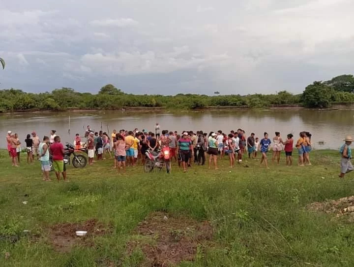 Populares acompanhavam o resgate da vítima. (Foto: Divulgação)