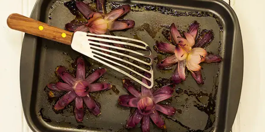 Flor de cebola assada.