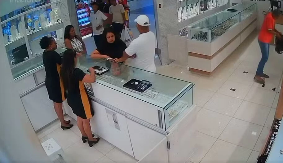 O assalto ocorreu na noite dessa segunda-feira (4). (Foto: reprodução)