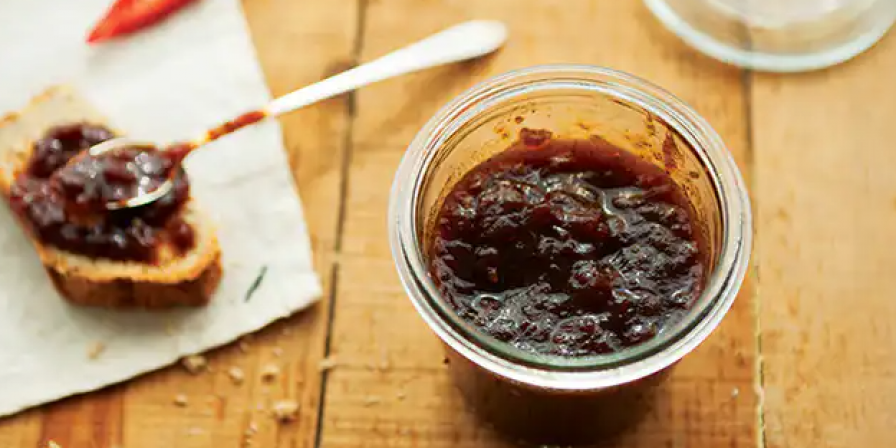 Geleia de tomate com pimenta. (Foto: Reprodução/Panelinha)