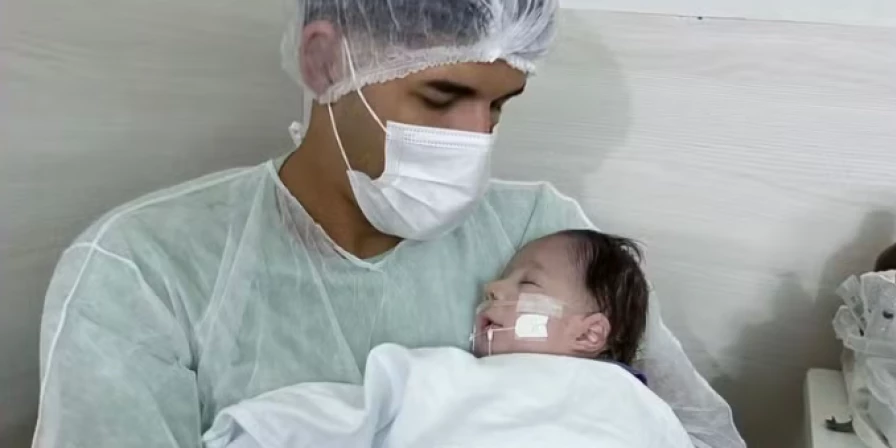 Zé Vaqueiro e o filho caçula, Arthur, de apenas 7 meses.