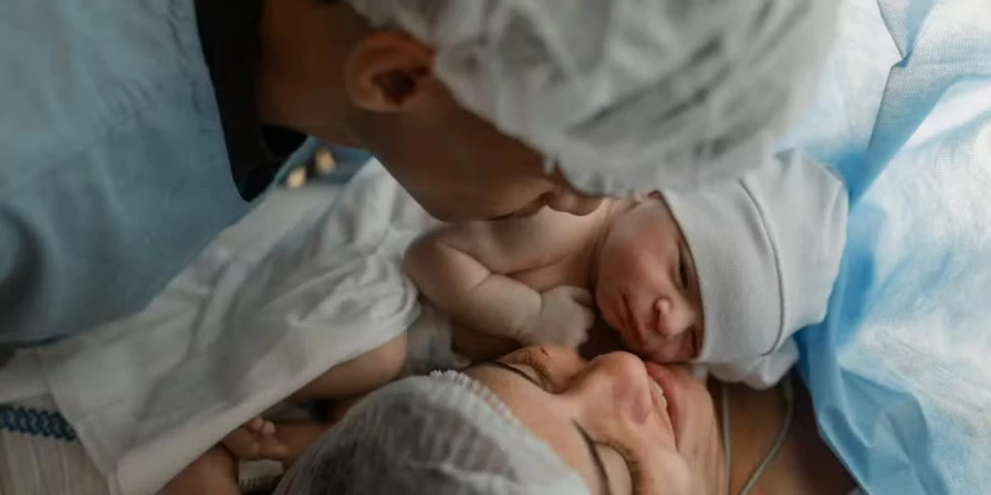 Primeiros registros do pequeno Davi com a mãe e o pai.
