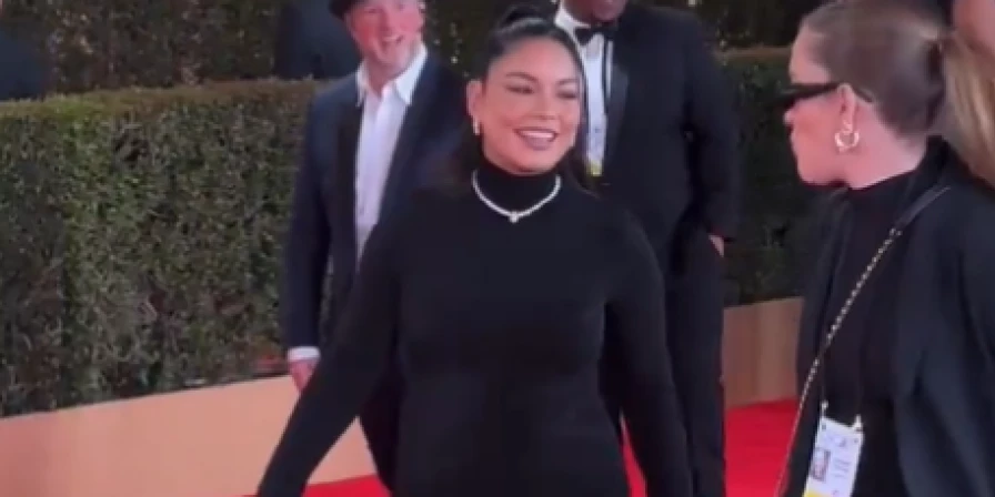 Vanessa Hudgens no tapete vermelho do Oscar 2024.
